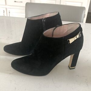 Kate Spade Aldaz Black Suede Gold Bow Ankle Boots Elegant 4” Heel Almond Toe 8.5